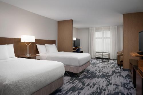 苏福尔斯费尔菲尔德客栈及套房万豪苏福尔斯机场酒店的酒店客房设有两张床和一台平面电视。
