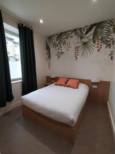 波尔多Bloom Hostel Bar & Garden的卧室配有一张铺有白色床单和植物的床铺。