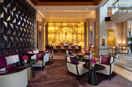 曼谷曼谷暹罗凯宾斯基饭店 - SHA Extra Plus Certified的大堂设有桌椅和酒吧。