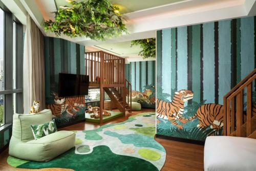 曼谷曼谷暹罗凯宾斯基饭店 - SHA Extra Plus Certified的墙上挂着老虎壁画的儿童房