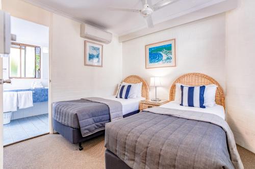 努萨角海风度假酒店的酒店客房带两张床和一间浴室
