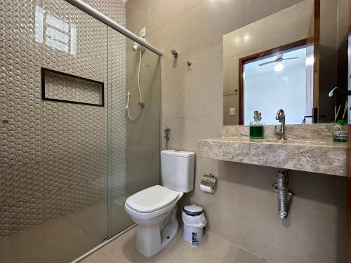 德尔菲诺波利斯casa inteira com 3 suites e área de lazer的浴室配有卫生间、淋浴和盥洗盆。