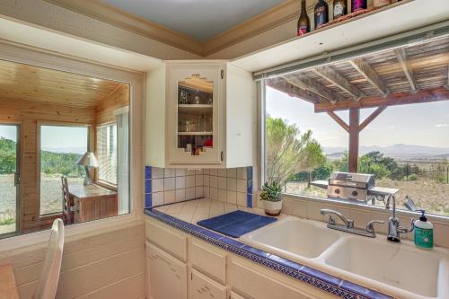 普雷斯科特山谷Mtn-View Home with Sauna in Prescott Valley!的厨房设有水槽和窗户。