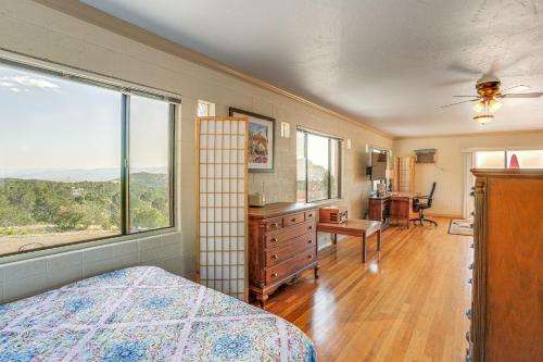 普雷斯科特山谷Pet-Friendly Mountaintop Retreat with Views and Sauna的一间卧室配有一张床、一张书桌和一个窗户。