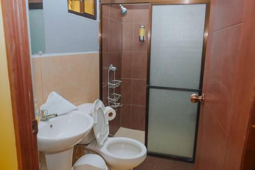 圣米格尔Encantadora Casa de Residencial的浴室配有卫生间、盥洗盆和淋浴。