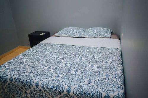 圣米格尔Encantadora Casa de Residencial的床上有2个枕头