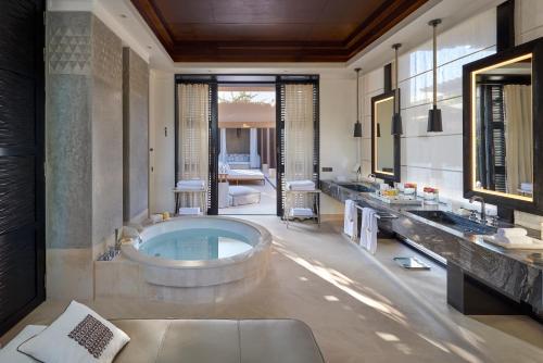 马拉喀什文华东方度假酒店，马拉喀什的带浴缸和两个盥洗盆的浴室