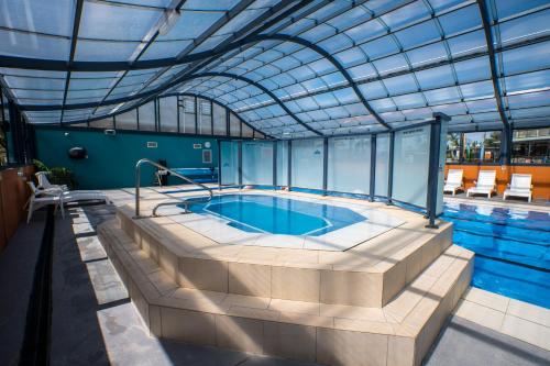 梅林布拉Tasman Holiday Parks - Merimbula的大型游泳池设有大型玻璃天花板