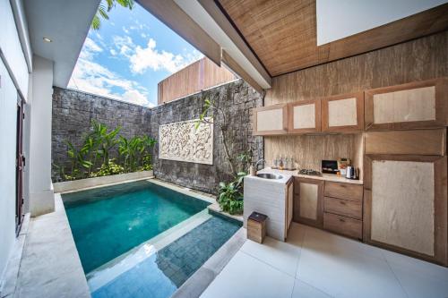 勒吉安Ini Vie Villa Legian by Ini Vie Hospitality的房屋厨房内的游泳池