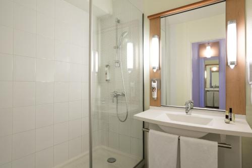 巴黎广场宜必思酒店的一间浴室