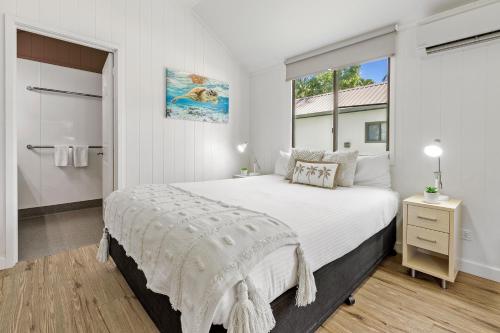 埃尔利海滩Tasman Holiday Parks - Airlie Beach的白色的卧室设有一张大床和一个窗户
