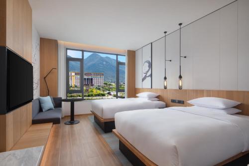 毕节毕节越秀万豪万枫酒店的酒店客房设有两张床和电视。