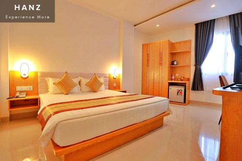 胡志明市HANZ Son Mi Hotel的一间卧室,卧室内配有一张大床