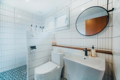 西归浦市Dazayo Hacheon Breeze House Pakeori - Pet friendely的浴室设有白色的卫生间和镜子
