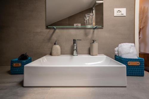 博洛尼亚Piazza Maggiore Santa Margherita b&b的浴室设有白色水槽和镜子