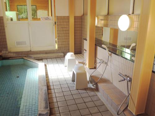 上士幌Kokoro no sato的浴室设有2个卫生间和淋浴。