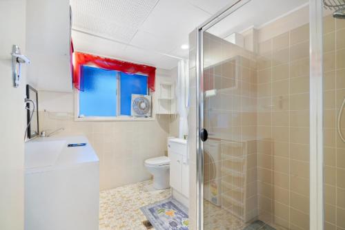 黄金海岸Two-bedroom Beachside Apartment with Parking的带淋浴和卫生间的浴室