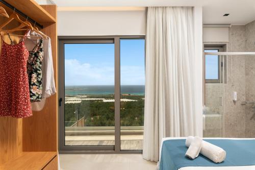 法拉萨纳Diamond Star Hotel的一间卧室设有一张床和一个大窗户