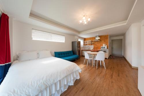 加平天马行空度假屋的卧室配有一张床和一张桌子及椅子