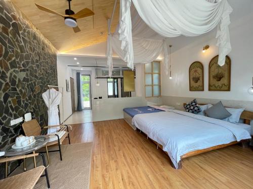 兴隆星宿-雾灵山居-民宿度假村的一间卧室设有一张大床和石墙