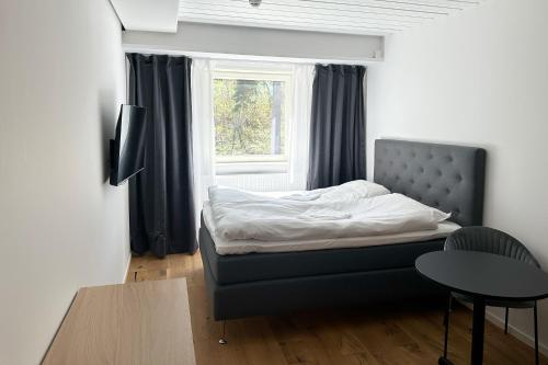 斯德哥尔摩UPTOWN Hotel Apartments的一张位于带窗户的房间的床