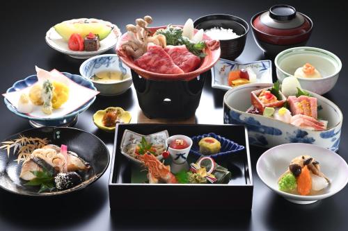 草津Osakaya Ryokan的桌上的一组食物