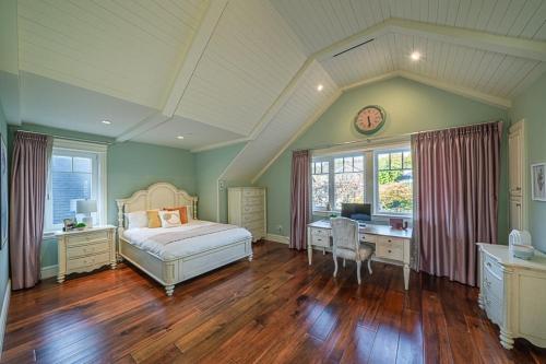 温哥华Spacious Cozy House in Vancouver West的一间卧室配有一张床、一张桌子和闹钟