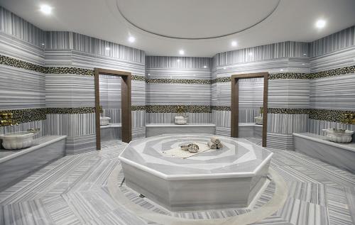 伊斯坦布尔伊斯坦布尔亚洲西瓦希尔科酒店的带浴缸和两个盥洗盆的大浴室
