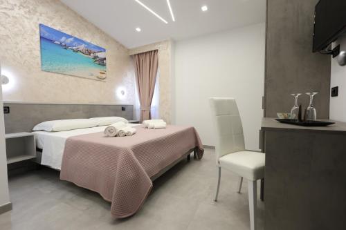 特罗佩阿B&B Sunlight Tropea的配有一张床和一把椅子的酒店客房