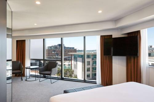奥克兰Travelodge Hotel Auckland Wynyard Quarter的酒店客房设有一张床和一个大窗户