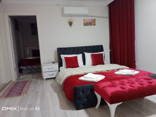特拉布宗ÇARŞI HOTEL&CAFE的一间卧室配有一张带红色枕头的大床