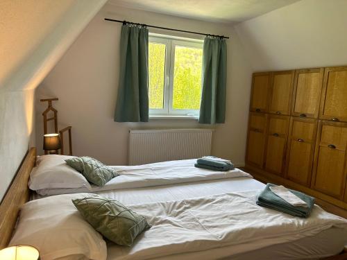 Satu MareFlow House的卧室设有两张单人床和窗户。