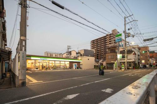 大阪Miro Hotel Momodanikoen-mae的一条空荡荡的城市街道,一个人站在街上