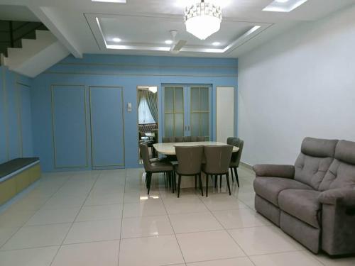 甲抛峇底MR OT HOMESTAY ( BAITUL RAUDHAH )的客厅配有沙发和桌椅