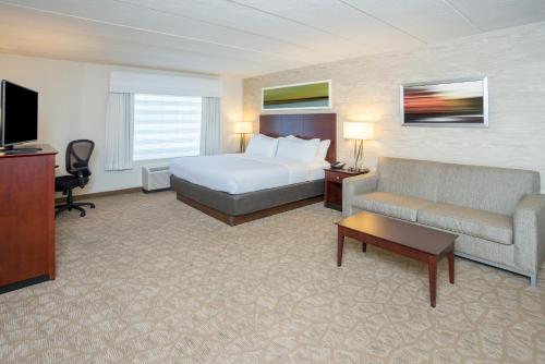 林夕昆高地Holiday Inn Baltimore BWI Airport, an IHG Hotel的酒店客房,配有床和沙发