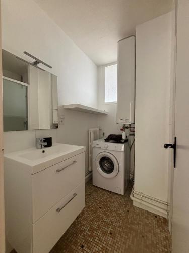 雷恩Appartement 3 chambres的厨房配有洗衣机和洗衣机。