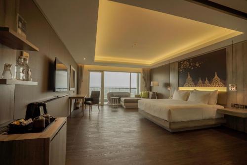 日惹Amaranta Prambanan Yogyakarta的酒店客房设有床和客厅。