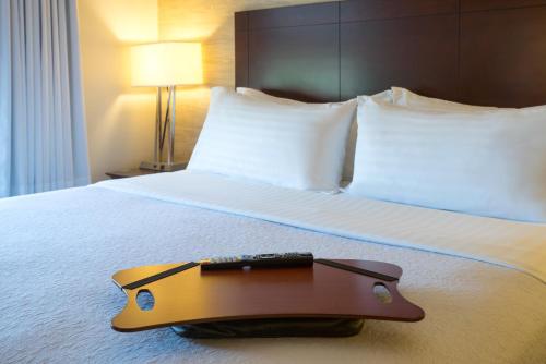 林夕昆高地Holiday Inn Baltimore BWI Airport, an IHG Hotel的放在酒店房间床上的手提箱