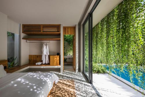 富国Villa Wyndham Phu Quoc的一间卧室设有一张床和一个大绿色的墙壁