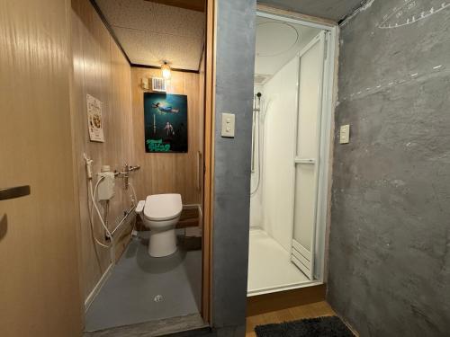 SukumoすくもBOX的一间带卫生间和步入式淋浴间的浴室