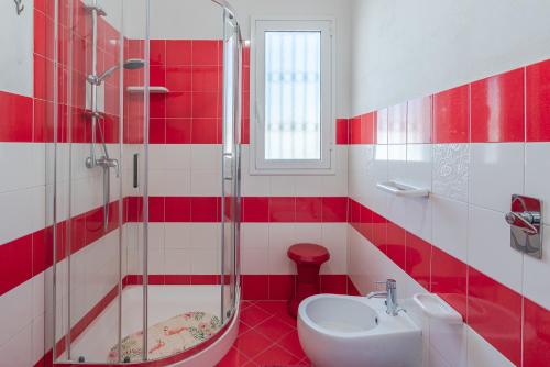 帕基诺Villa Rosa con accesso sul mare的红色和白色的浴室设有水槽和淋浴