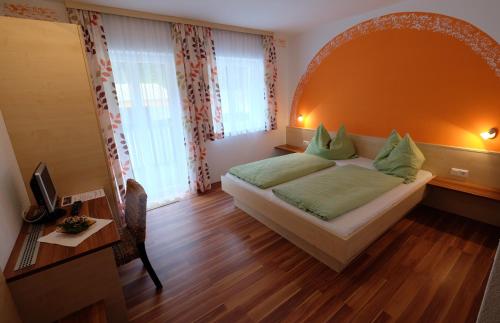 NeuhausGasthof in der Exlau的一间卧室配有一张床、一张桌子和一张书桌