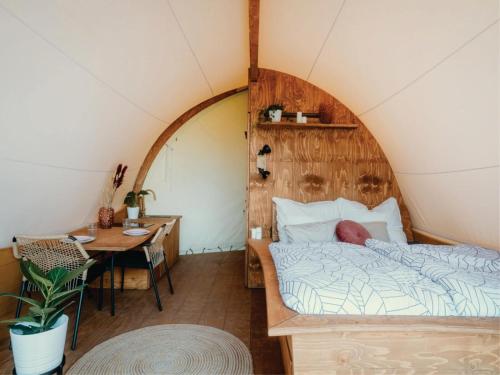 马赛马拉Hotel Lion Sands Masai Mara Lodge的一间卧室配有一张床和一张书桌
