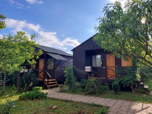 茨卡尔图博sweet village的院子里设有木门的黑色房子