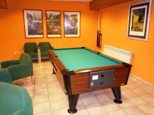 尤罗加洛酒店内的一张台球桌