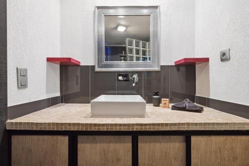 尼斯Villa vue mer, terrasse et spa的一间带水槽和镜子的浴室