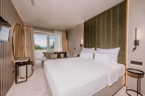 马林斯卡马林酒店的卧室设有一张白色大床和大窗户