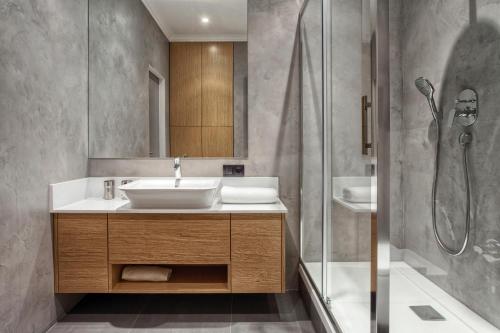 阿尔弗斯顿Lonsdale House Luxury Apartments的一间带水槽和淋浴的浴室