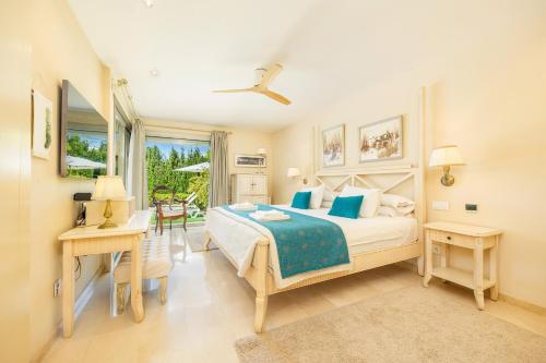 马拉特克西Bellviure Luxury Villa的一间卧室配有一张床、一张书桌和一个窗户。