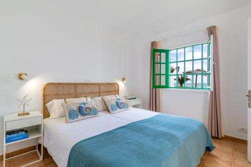 卡门港Bungalow Alma Ocean View的一间卧室设有一张床和一个窗口